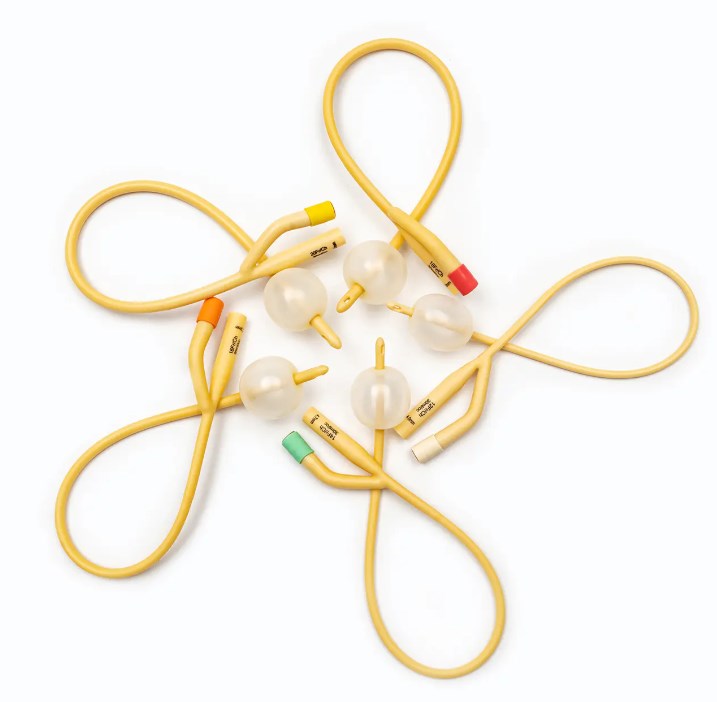 Paano nakakaapekto ang mga materyales at istraktura ng isang urinary catheter sa aktwal na karanasan ng gumagamit?